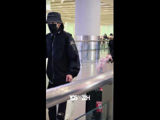 [fancam] Чжан Чжэхань - перелет из Сингапура в Пекин