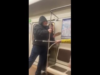 Боров угомонил зумеров

Мужик в метро не стал терпеть наглые выходки головастиков и угомонил их.