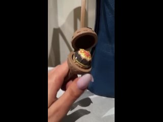 Самый очаровательный аксессуар этого модного сезона – подвеска Fendi в форме чупа-чупса, куда действительно можно... (видео)