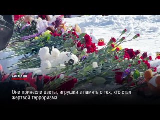 Акция с возложением цветов прошла в Салехарде на площади перед Ямальской филармонией