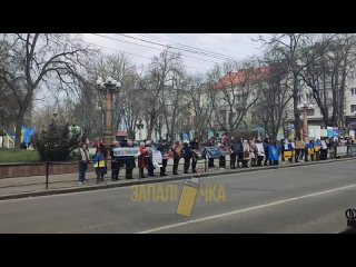 В Тернополе прямо сейчас проходит акция жен и матерей украинских военнопленных. Они требуют от Зеленского и его команды приложит
