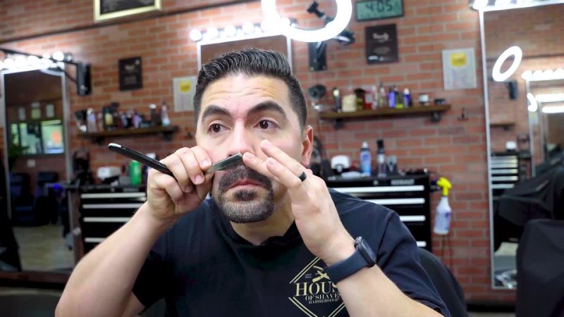 House of Shaves Barbershop ASMR Shaving Experience How to Shape Your Goatee with a Straight