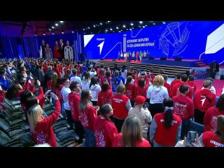 Путин и молодежь поёт гимн России // Putin signs hymn of Russia (русские и английские субтитры)