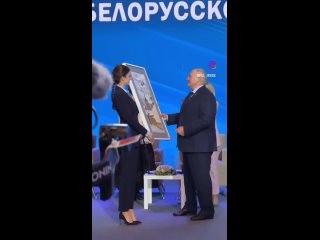 На встрече Президента Беларуси Александра Лукашенко с активом Белорусского союза женщин представительницы объединения преподнесл