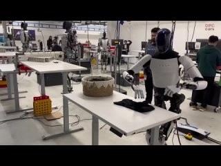 Tesla Optimus Bot Folds Laundry