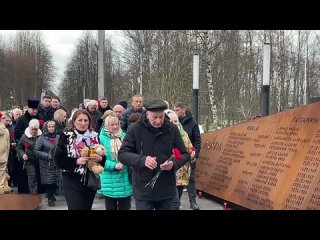 Губернатор Ленобласти Александр Дрозденко вместе с ленинградцами возложил цветы в память о жертвах трагедии в “Крокус Сити Холле