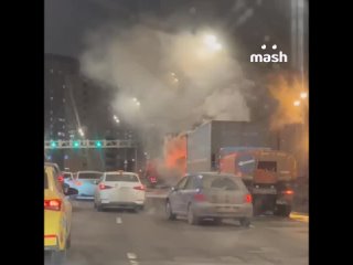 Грузовик Почты России с сотнями посылок на 8 марта загорелся на Третьем транспортном кольце, недалеко от метро... (видео)