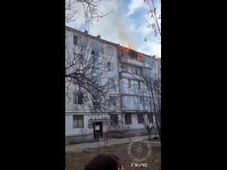 Пожар в Бендерах случился из-за короткого замыкания гирлянды.  Захламлённый балкон, обшитый деревянной вагонкой, выгорел полност