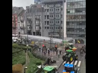 Трактор против водомёта: полиция в Брюсселе разгоняет протестующих фермеров