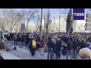 🇪🇸Unas  personas salieron a protestar en el centro de la capital española contra la ley de amnistía para los partidarios d