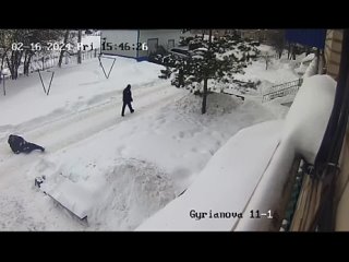 В Казани малолетки избили и закидали снегом инвалида