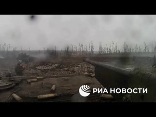 🇷🇺Los BMP-2 de las tropas rusas cubren con fuego intenso el despliegue  de la infantería rusa sobre las posiciones de los Ucrani