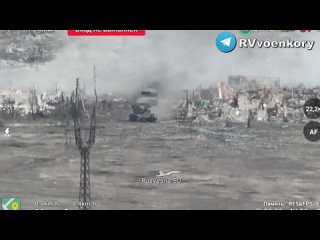 Мощные героические кадры: Неуязвимые танки 5-й бригады получая удар за ударом рвутся вперёд, прорывая оборону врага под Донецком