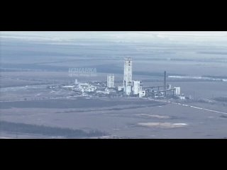 🇷🇺🇺🇦 Bemerkenswertes Video eines Angriffs der russischen Luftwaffe auf die Mine Juschnodonbasskaja Nr. 3 nordöstlich des leidgep