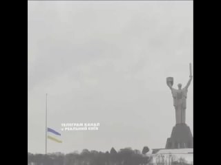 В Киеве ветер порвал пополам самый большой флаг Украины (720p).mp4