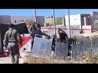 🇮🇱🇵🇸 Вновь появились кадры блокировки израильтянами КПП Ницана на границе Египта и Израиля с целью не допустить въезд грузовиков