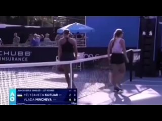 Проигравшая украинка пожала руку российской теннисистке во время турнираРоссиянка Влада Минчева и украинка Елизавета Котляр