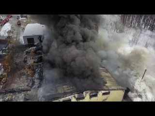 🚒🔥 По данным МЧС, пожар на складе стройматериалов в Раменском районе до сих пор не был потушен, однако открытый огонь удалось по
