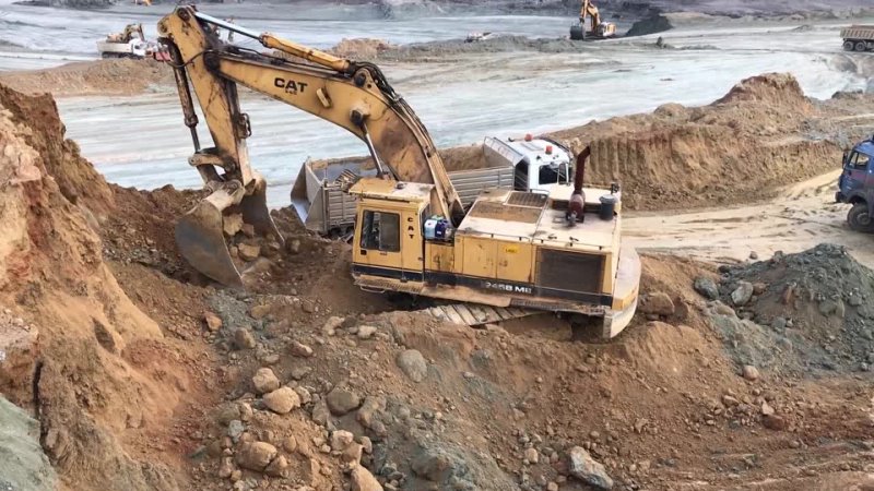 Caterpillar 245 B Excavator Loading Trucks With Three Passes