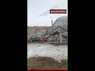 Весна пришла — на улице Бетанкура мужчина залез на крышу надземного перехода