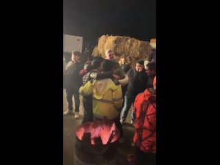 🇫🇷 Chansons, cuisine de campagne : la situation sur l’autoroute A64 près de Toulouse dimanche soir. L’autoroute est bloquée par