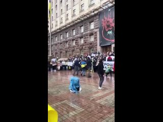 В минувшее воскресенье перед логовом Педалика Кличко, перед Киевской горадминистрацией, прошел митинг, организованный и оплачен