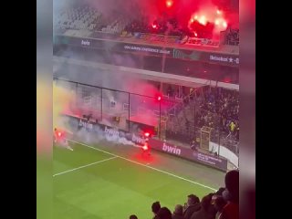 Фанаты Фенербахче забросали поле файерами в начале гостевого матча с бельгийским Юнионом Сент-Жиллуа