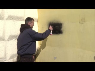 Вредоносные надписи уничтожают подростки с улиц Владивостока