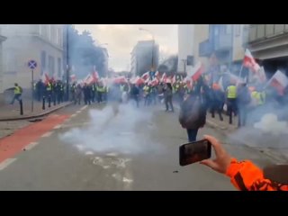 There are clashes between protesting farmers and police in Warsaw