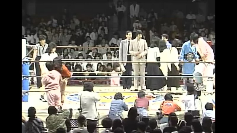 Yumiko Hotta & Hisako Uno (Akira Hokuto) vs. Kazue Nagahori & Yumi Ogura (AJW 