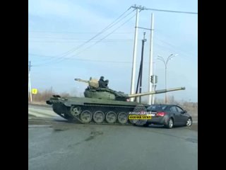 Танк Т-72Б3 таранит легковой автомобиль в Нижнем Тагиле - подробности инцидента