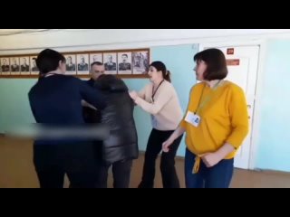 45-летняя женщина пыталась запустить фейерверк на 16 залпов на избирательном участке в школе №17 в Дзержинске Нижегородской обл.