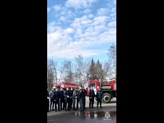 Облили с автолестницы с брандспойта: липецкие пожарные проводили коллегу на пенсию