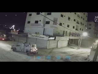 На этом видео из соцсетей, как утверждается, снят момент подрыва палестинцами автомобиля армии Израиля во время рейда на Западно