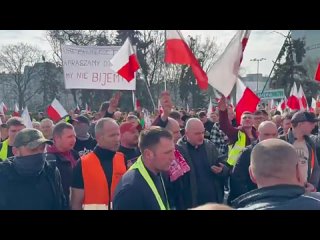 Польские фермеры на антиукраинском митинге демонстративно выкатили свою версию “Абрамса“ из навоза и соломы