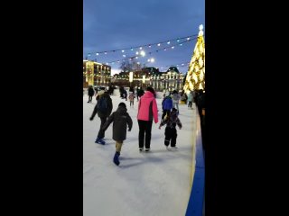 240204 Каток и ёлка на площади Ленина орловские жители дети катаются на коньках по льду катка г Орел