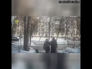 В Москве мужик напал на двух пенсионерок и ограбил их  Нападавший выхватил сумку, от сильного рывка