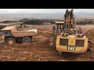Caterpillar 6040 Mining Excavator Loading Hitachi Dumpers And Operator View (1)