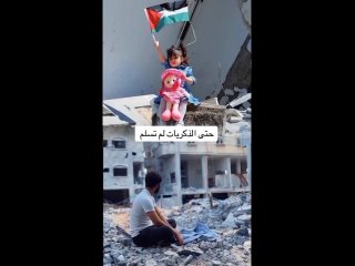Un vestido es lo único que le queda a un padre palestino de su pequeña hija, asesinada por los ataques aéreos sionistas contra l
