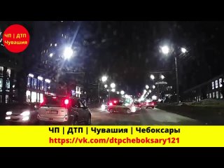 Торопыга на кабриолете влетел в сугроб и устроил ДТП на Калинина в Чебоксарах