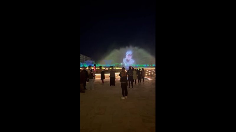 Танец на 9 мая под песню встанем. Фонтан с проекцией героев сво парк Краснодар. Фонтан в Дагестане в Дербенте. Мультимедийный фонтан в Дагестане. Поющий фонтан в Дербенте.