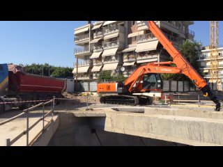 Hitachi Zaxis 350 Excavator With Telescopic Arm Works At 25 Meters Depth