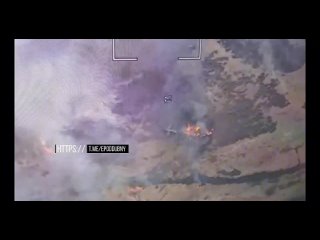 Догорающие обломки вертолета ВСУ, который был сбит силами Армии России на границе Харьковской и Белгородской областей в районе н