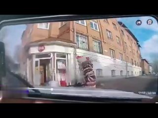 Кадры наезда автомобиля на женщину с коляской в Костроме, 18+