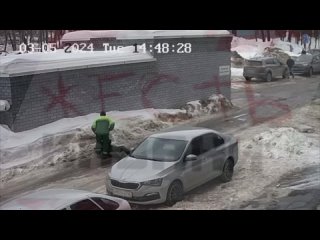 Школьник в Казани едва не стал жертвой падающего льда