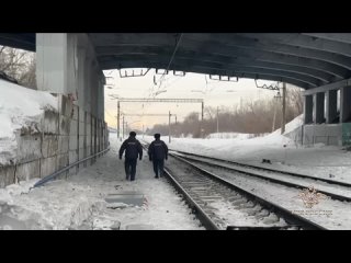 Полицейские из Кемерова спасли мужчину, который замерзал возле железнодорожных путей.