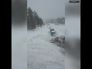 Снежный апокалипсис в США на границе штатов Калифорния и Невада   Из-за сильной бури грузовики намер