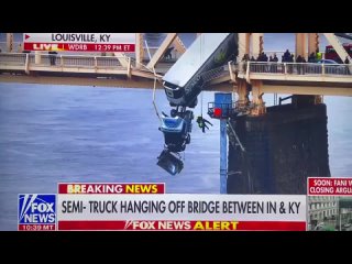 В США фура протаранила ограждение моста и повисла вместе с водителем