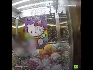 Rescatan a un niño atrapado en una máquina de peluches