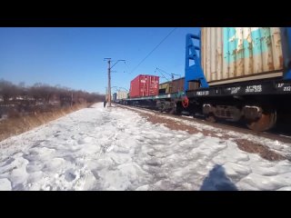 Зимний двойник. Электровоз 2ЭС5К-155 _Ермак_ с грузовым поездом..mp4